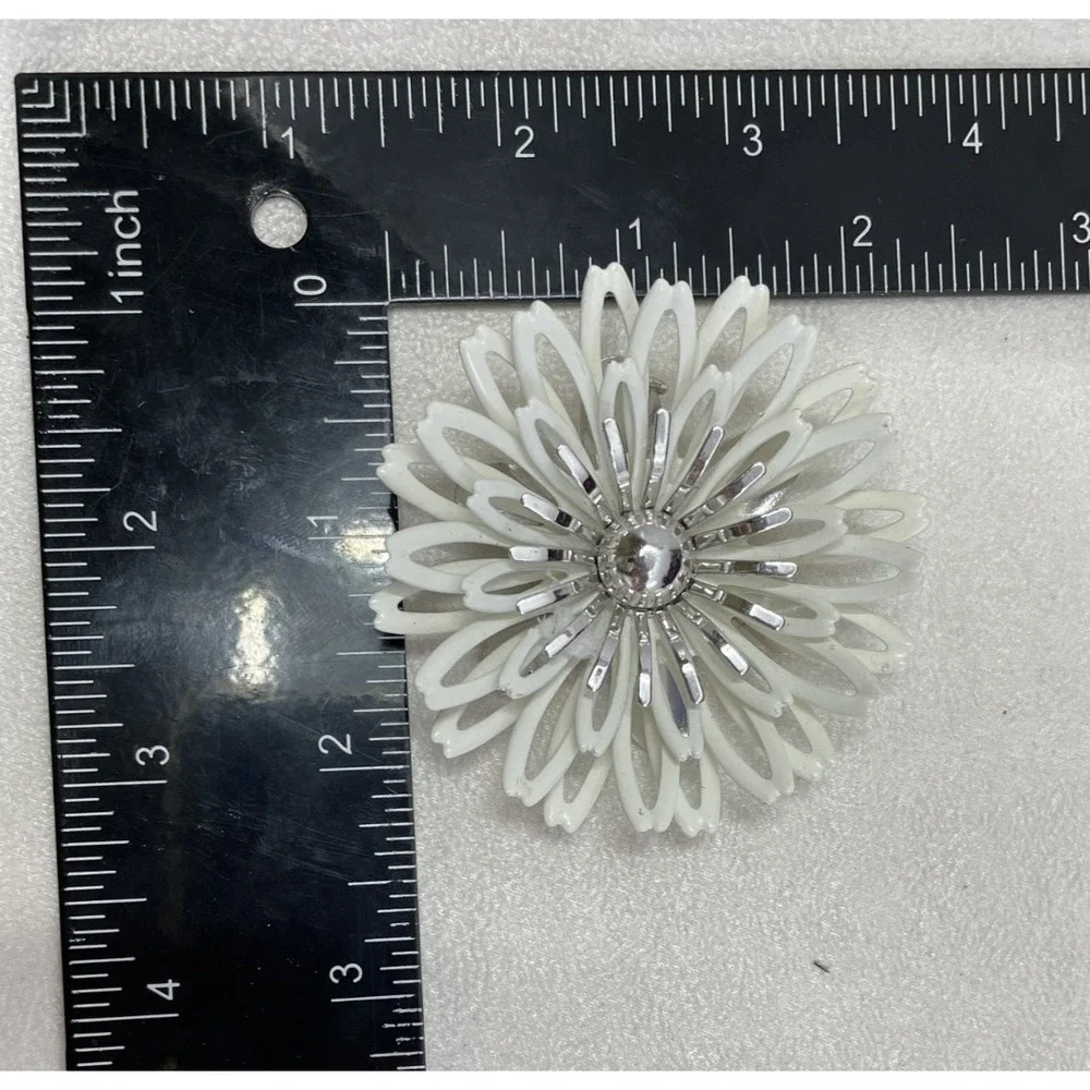 Vintage 1972 Sarah Coventry White Petals Enamel Flower Brooch Pendant Pin